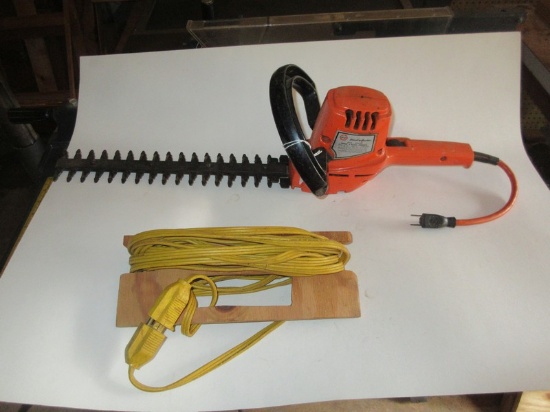 Black & Decker 8110 Utility Shrub & Hedge 12" Trimmer w/Cord