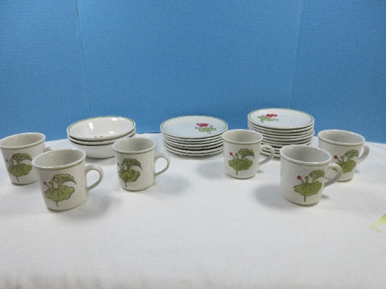 26 pcs. Metlox-Poppy Trail Vernon #1276 Geranium Pattern Dinnerware Circa 1976-1982