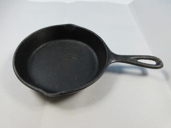 Cast Iron Handle Skillet Pan w/ Double Pour Spouts Base Marked 3 Along w/ 4 D