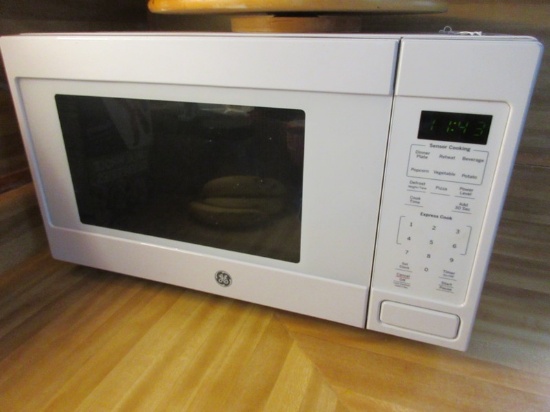 G.E. White Countertop Microwave 1150 Watt w/ Sensor Cooking 13" x 21 1/2" x 16"