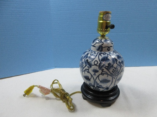 Chinoiserie Classic Blue & White Grapevine Design Ginger Jar Porcelain 10 1/2" Accent Lamp on