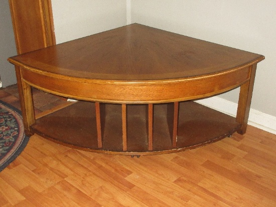 Haverty's Transitional Modern Oak Wood Grain Lift Top Coffee Table Wedge Form w/ Storage