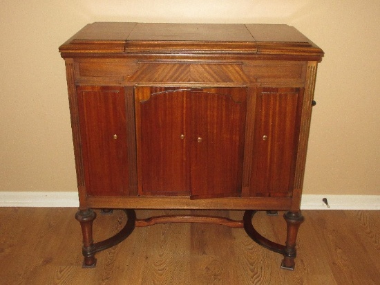 Depression Era Early Victrola Victor Talking Machine Co. VV4-40 Mahogany Veneer Console Style