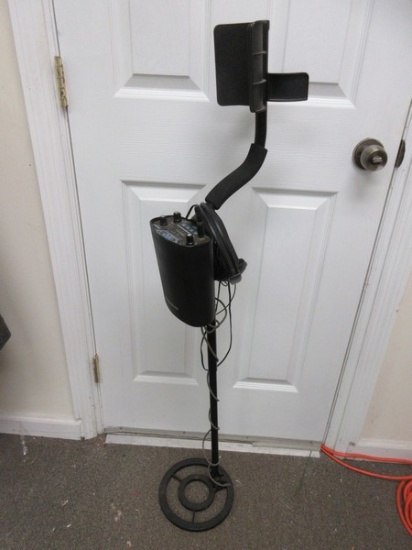 Radio Shack Metal Detector w/ Portable Target ID and Headphones Untested