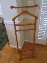 Maple Suit Valet Stand/Clothes Butler w/Tray Trouser/Tie Bars Base Footrest