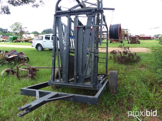 Portable livestock squeeze chute