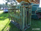 Livestock squeeze chute