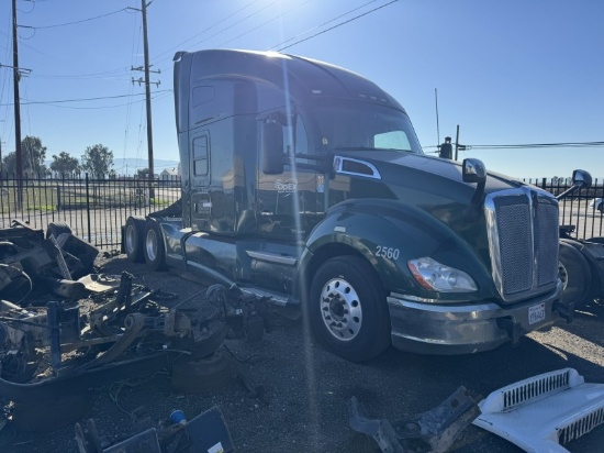 2017 Kenworth T680 Sleeper Cab, 679,329 Miles, Green, isx15 Cummins Diesel Engine, VIN: 1XKYD59...