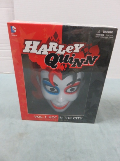 Harley Quinn Hot In The City Book/Mask Set
