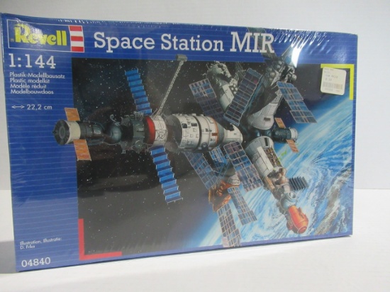 1999 Revell Space Station MIR Model Kit