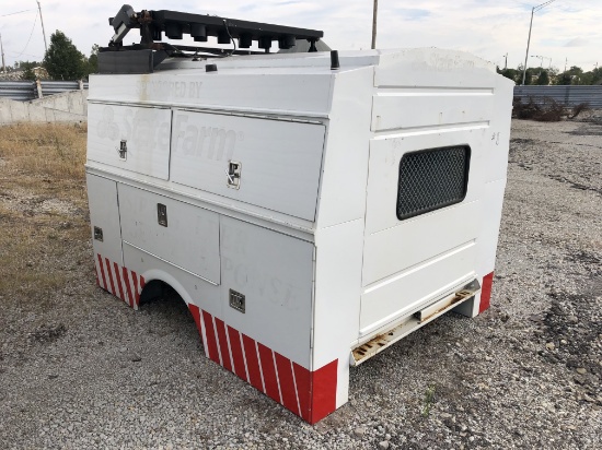 Closed utility truckbed with arrow board