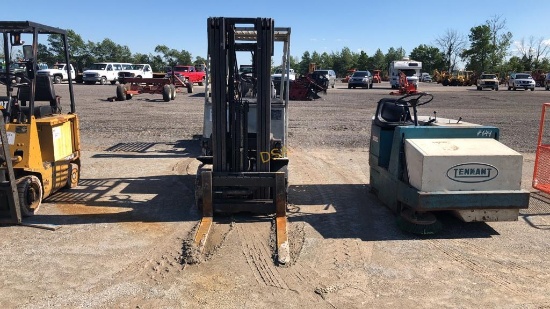 Komatsu FB25SH-3 Forklift With Charger