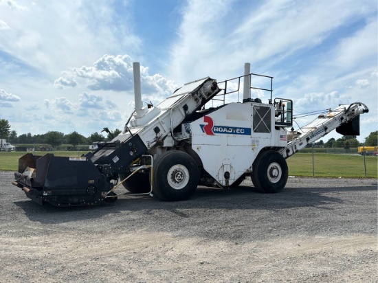 Roadtec SB-2500 Material Transfer Vehicle