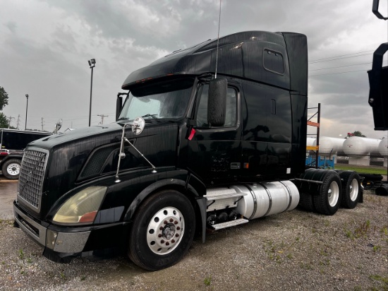 2005 Volvo VNL Sleeper Truck Tractor