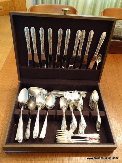 (DR) SERVICE FOR 10 OF ONEIDA FLATWARE. INCLUDES 10 KNIVES, 8 SPOONS, 22 SOUP SPOONS, 32 FORKS, 11