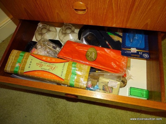 (DR) MISC. DRAWER LOT THAT INCLUDES VARIOUS ASH TRAYS, HAND WOVEN GRASS PLACE MATS, ETC.