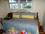 (BBR2) TWIN SIZE METAL AND WOOD DAYBED, INCLUDES THE MATTRESS ON TOP, HAS EXTRA ROLL OUT MATTRESS ON