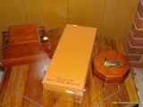 (WRB) PRESENTATION SET FROM MISSOURI MEERSCHAUMS (CORNCOB), PIPE RACK, AND A COVERED BOX