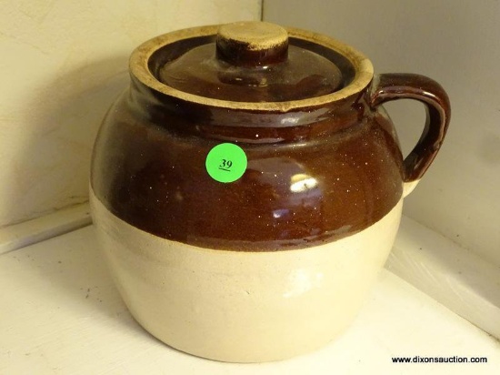 BROWN AND GRAY BEAN POT WITH LID AND 1 HANDLE. 7.5'' DIA 6.5'' TALL