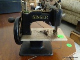 ANTIQUE CHILDS SINGER SEWING MACHINE: 7