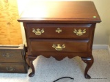 SUMTER CHERRY QUEEN ANNE 2 DRAWER END TABLE/NIGHTSTAND WITH REEDED COLUMNED SIDES: 25