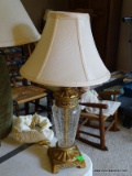 DECORATORS GOLD TONED AND CRACKLED GLASS LAMP: 5
