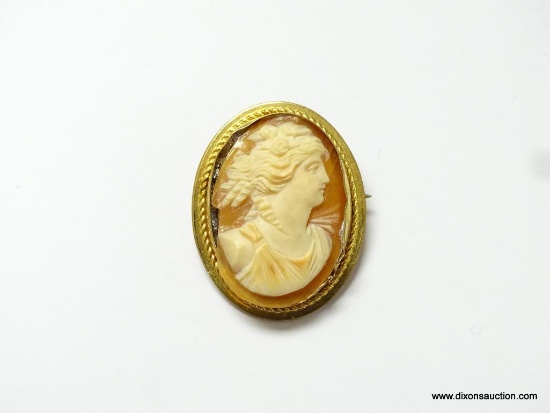 VINTAGE LADIES GOLD FILLED CAMEO BROOCH. MEASURES APPROX. 1" BY 3/4".