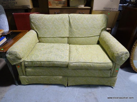 (W1) FLORAL UPHOLSTERED LOVE SEAT. IN VERY GOOD CONDITION: 56"x36"x34"