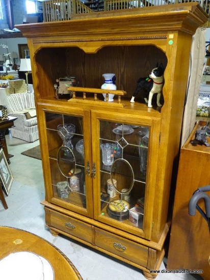 (W1) OAK BOOKCASE CURIO CABINET WITH 2 LEADED AND BEVELED GLASS DOORS. HAS 1 CENTER TOP SHELF AND 2