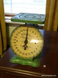(LR) OLD KENTUCKY HOME COUNTER SCALE. IS IN VERY GOOD CONDITION. WEIGHS UP TO 25 LBS.