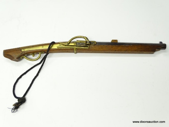 (SC) JAPANESE FLINTLOCK. "STAGECOACH TYPE GUN." MATCHLOCK. CUT-OFF STOCK. BRASS HARDWARE. SIGNED IN