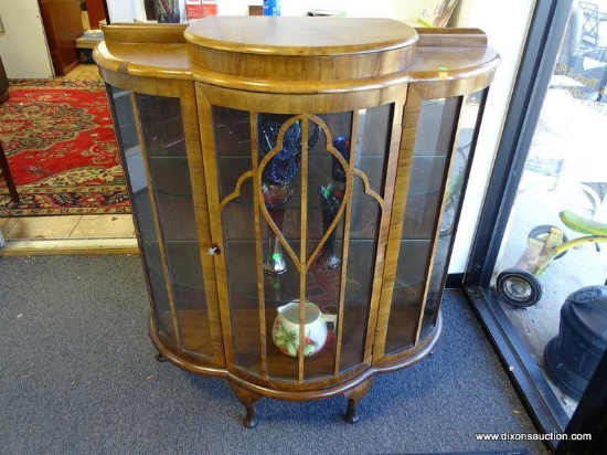 (A1) ENGLISH QUEEN ANNE TRIPLE BOW CURIO CABINET WITH 2 GLASS SHELVES, LOCKING DOOR, AND HIDDEN LIFT