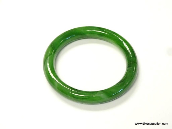 SOLID HAND CARVED AND POLISHED JADE BRACELET. 62.3 GRAMS.