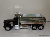 (S5) 1:18 SCALE KENWORTH BLACK AND SILVER DUMP TRUCK. IN EXCELLENT CONDITION. OPEN STOCK. NO BOX.