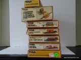 (S7) LOT OF 7 TYCO HO SCALE MODELS. INCLUDES OPERATING CRANE CAR, PIGGYBACK FLAT CAR, ORE DUMP CAR,