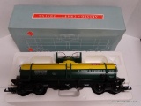 (H3) ARISTO CRAFT TRAINS ART-41306 DUPONT CHEMICAL TANK CAR. GREEN AND YELLOW. IN THE ORIGINAL BOX.