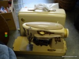 VINTAGE SINGER SEWING MACHINE IN HARD CARRY CASE