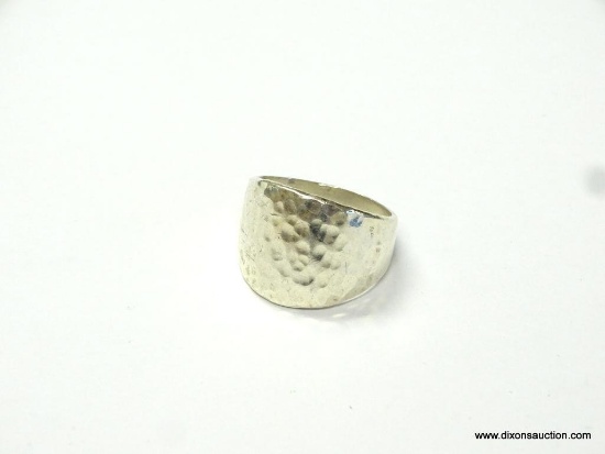 .925 STERLING SILVER RING WITH A HAMMERED DESIGN. MARKED " 925 & MEXICO " ON THE INSIDE. THIS RING