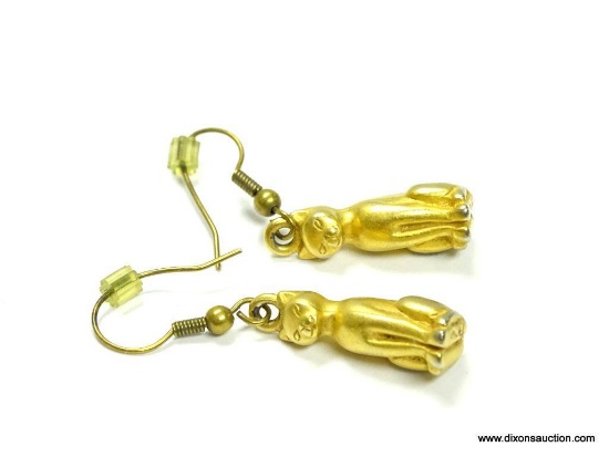 VINTAGE JJ SIGNED GOLD TONE 3D CAT EARRINGS. CATS MEASURE 1" LONG.