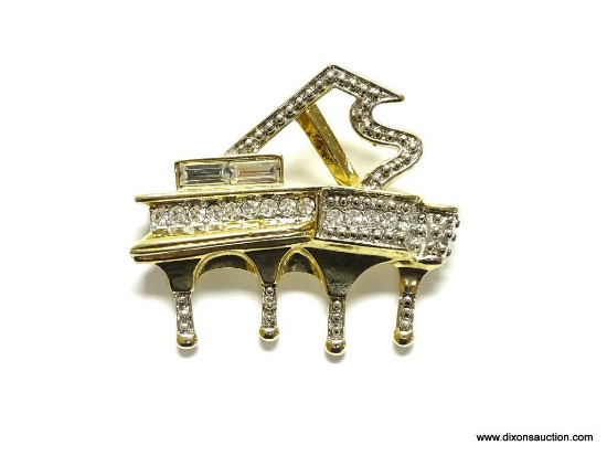 VERY NICE CRYSTAL SET BABY GRAND PIANO GOLD TONE BROOCH/PIN. A QUALITY PIECE THAT LOOKS LIKE IT