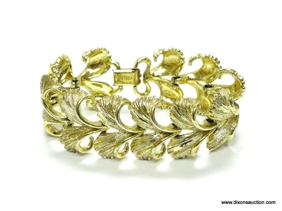 Vintage Lisner Signed Top Quality Collectible Gold Tone Bracelet. Measures 7" long & in Excellent