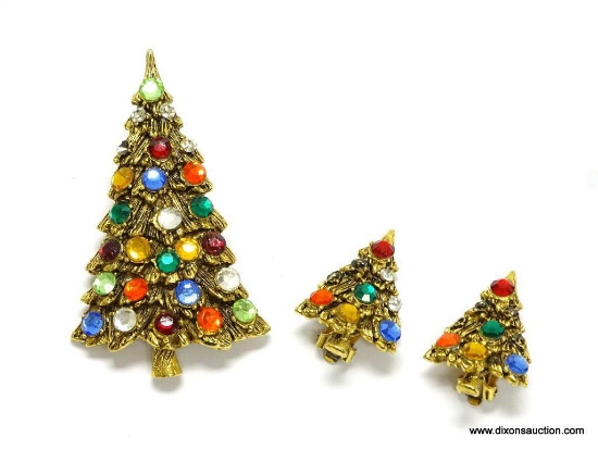 VINTAGE QUALITY CHRISTMAS TREE BROOCH WITH MATCHING CLIP-ON EARRINGS. BROOCH IS MISSING 1 CLEAR