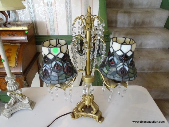 (LR) 3 LIGHT STAINED GLASS SHADED TABLE LAMP WITH PRISMS. 22" TALL. IN GOOD CONDITION.