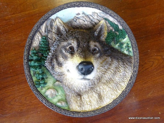 (A1) BRADFORD EXCHANGE COLLECTOR'S PLATE "THE WOLF". 8" IN DIAMETER. IN GOOD CONDITION. CAN BE HUNG