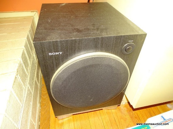 (FR) 6 SONY SPEAKERS WITH 2 STANDS AND WIRES (5 MINI SPEAKERS AND 1 SUBWOOFER)