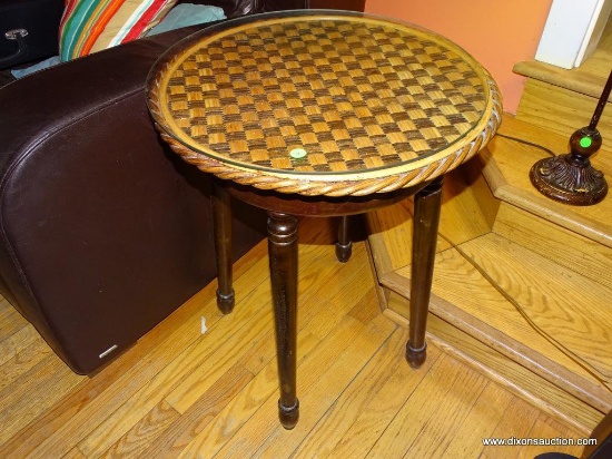 (FR) ROUND WOODEN AND WICKER GLASS TOP TABLE: 21"x26"