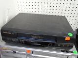 (TABLES) PANASONIC PV-9450 VHS PLAYER. HAS CORD.