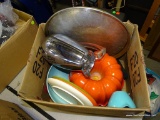 (TABLES) BOX LOT OF KITCHEN ITEMS: THERMOS BRAND COFFEE POT. BUNDT PAN. PIZZA PAN. MISC.