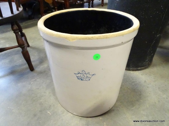 (R1) 5 GALLON SALT GLAZED CROCK: 12"x13.5". APPEARS TO BE IN EXCELLENT CONDITION.