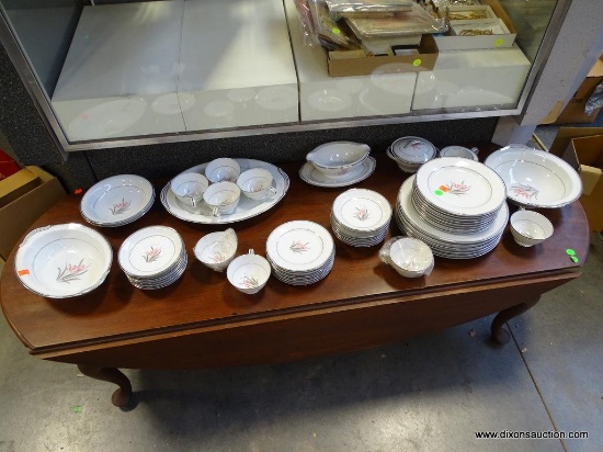 (SC) 55 PIECES OF NORITAKE CHINA: 8 DESSERT PLATES. 7 DINNER PLATES. 2 SOUP BOWLS. 8 BREAD PLATES.